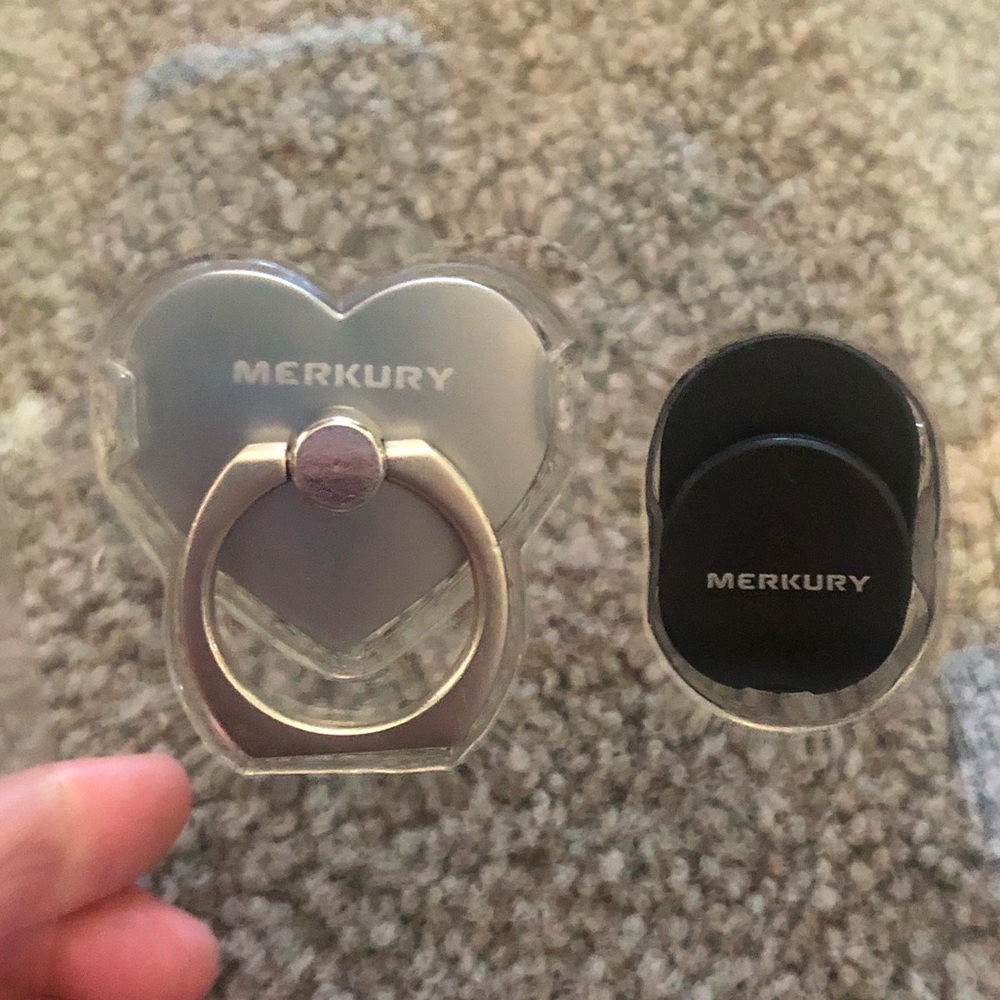 Merkury heart-shaped phone ring holder